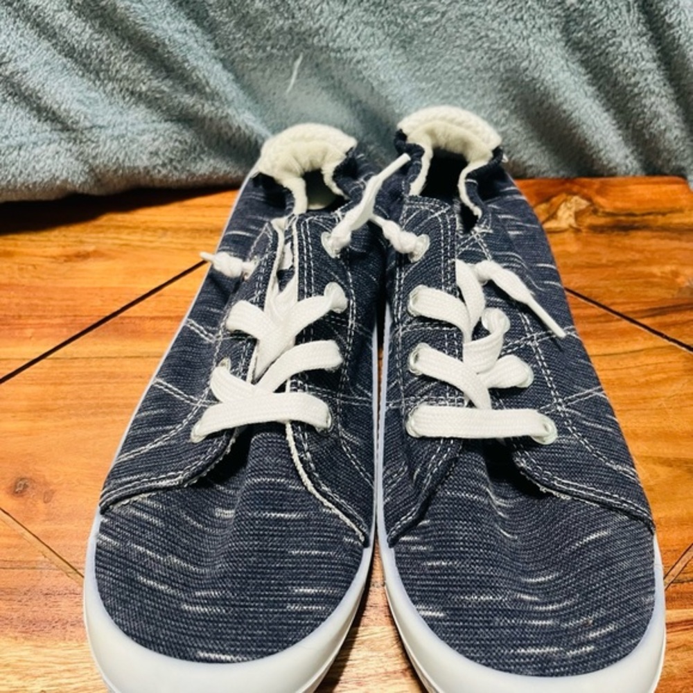 Tommy Bahama Women's Size 9 Navy and White Stretch low profile walking shoe